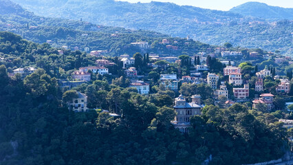 Obraz premium Panoramic View of Colorful Houses on a Lush Italian Hillside