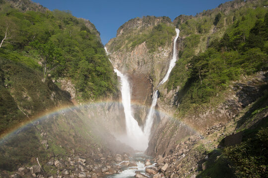 立山の称名滝の瀑布と虹
