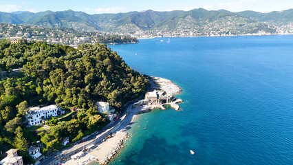 Obraz premium Aerial View of Lush Green Hills and Turquoise Mediterranean Sea in Italy