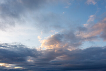 Obraz premium Blue and pink clouds gather in twilight sky