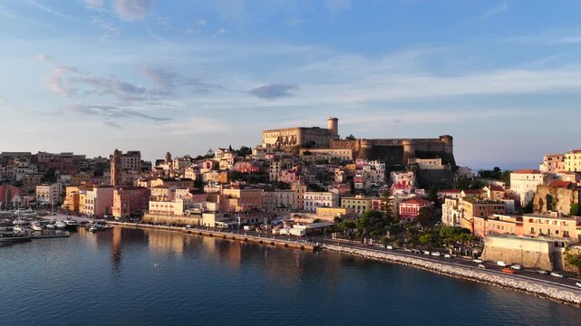Gaeta Medievale, l'antico centro storico che affaccia sul golfo. Lazio, Italia.
Vista aerea di Gaeta, localit&agrave; turistica Italiana. Risoluzione 4k. 