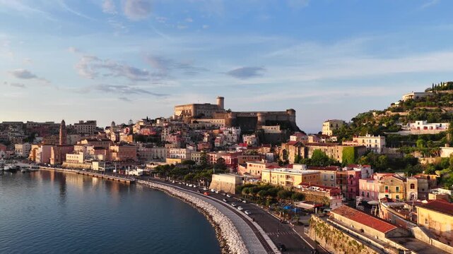 Gaeta Medievale, l'antico centro storico che affaccia sul golfo. Lazio, Italia.
Vista aerea di Gaeta, localit&agrave; turistica Italiana. Risoluzione 4k. 
