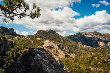 Fototapeta premium Panorama de montagnes boisées et de pics de granit, Bavella, Corse, France