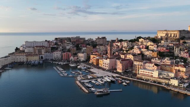 Gaeta Medievale, l'antico centro storico che affaccia sul golfo. Lazio, Italia.
Vista aerea di Gaeta, localit&agrave; turistica Italiana. Risoluzione 4k. 