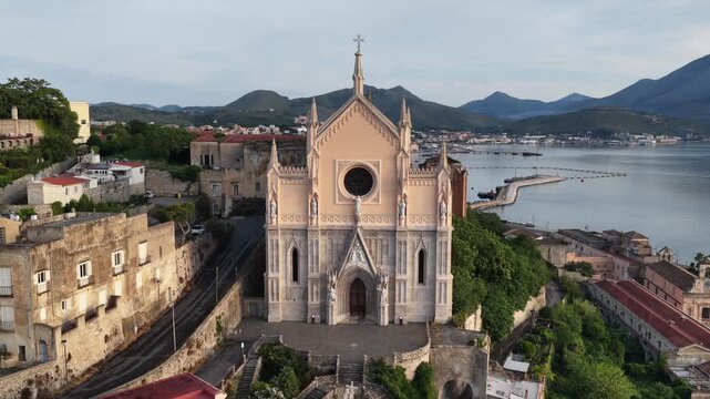 Gaeta Medievale, il tempio di San Francesco d'Assisi. Lazio, Italia.
Vista aerea di Gaeta, localit&agrave; turistica Italiana. Risoluzione 4k. 