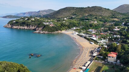 La costa rocciosa e il mare di Gaeta, Lazio, Italia. Vista aerea della scogliera a picco sul mare trasparente della costa laziale. Ripresa in 4K © ItalyDrones