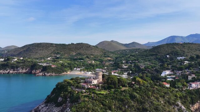 La costa rocciosa e il mare di Gaeta, Lazio, Italia.
Vista aerea della scogliera a picco sul mare trasparente della costa laziale. Ripresa in 4K