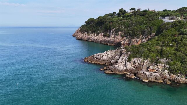 La costa rocciosa e il mare di Gaeta, Lazio, Italia.
Vista aerea della scogliera a picco sul mare trasparente della costa laziale. Ripresa in 4K