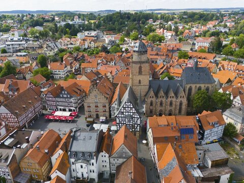 Aerial view of a historic town with half-timbered houses and a large church in the centre, aerial view, B&uuml;ckinghaus, wine house, Walpurgis church, town hall, market square, old town, Alsfeld, Hesse, Germany
