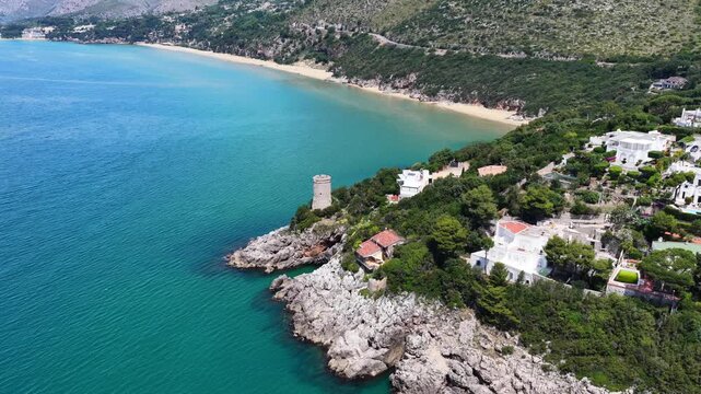 La costa rocciosa e il mare di Gaeta, Lazio, Italia.
Vista aerea della scogliera a picco sul mare trasparente della costa laziale. Ripresa in 4K