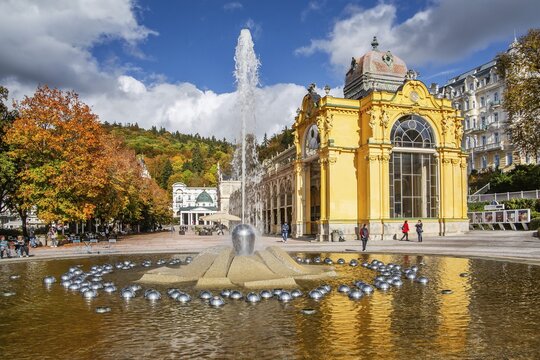 Spa colonnade with singing fountain in the autumnal spa park, Marienbad, West Bohemian Spa Triangle, Karlovy Vary Region, Bohemia, Czech Republic, Unesco World Heritage Site