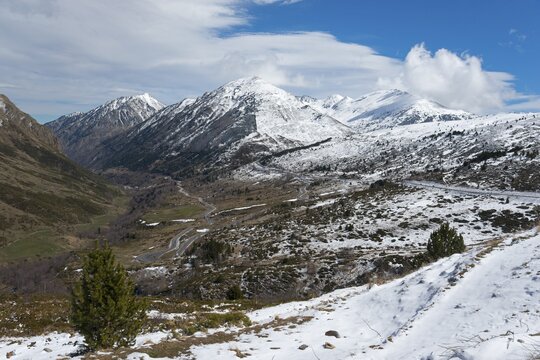 Weitl&auml;ufiges Tal in den Bergen, teils mit Schnee bedeckt, unter blauem Himmel, n&ouml;rdlich von El Pas de la Casa, Pyr&eacute;n&eacute;es-Orientales, Encamp, F&uuml;rstentum Andorra, Pyren&auml;en