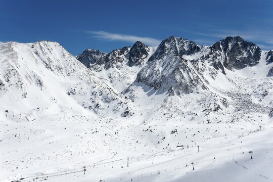 Schneebedeckte Berggipfel unter klarem Himmel in den winterlichen Bergen von Andorra, Skigebiet, Landschaft bei El Pas de la Casa, Pyr&eacute;n&eacute;es-Orientales, Encamp, F&uuml;rstentum Andorra, Pyren&auml;en