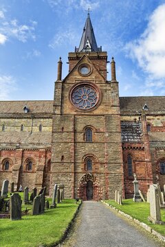St Magnus Cathedral with graveyard, Romanesque-Norman style, Kirkwall, Mainland, Orkney, Scotland, United Kingdom