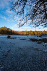 Obraz premium Scenic view of frozen lake in the winter morning.
