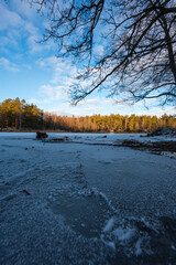 Obraz premium Scenic view of frozen lake in the winter morning.