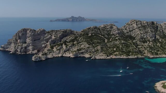 vue a&eacute;rienne de la calanque de Sormiou au sud de Marseille, en &eacute;t&eacute;, avec des bateaux dans la baie et l'archipel du riou en arri&egrave;re plan