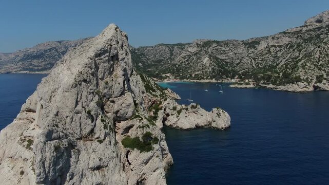 vue a&eacute;rienne de la calanque de Sormiou au sud de Marseille, en &eacute;t&eacute;, avec des bateaux dans la baie