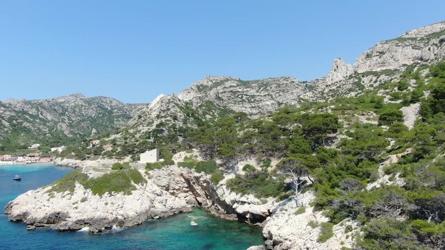 vue a&eacute;rienne de la calanque de Sormiou au sud de Marseille, en &eacute;t&eacute;, avec des bateaux dans la baie