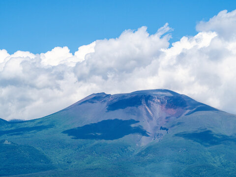 夏の青空と白い雲をバックに望む雄大な浅間山