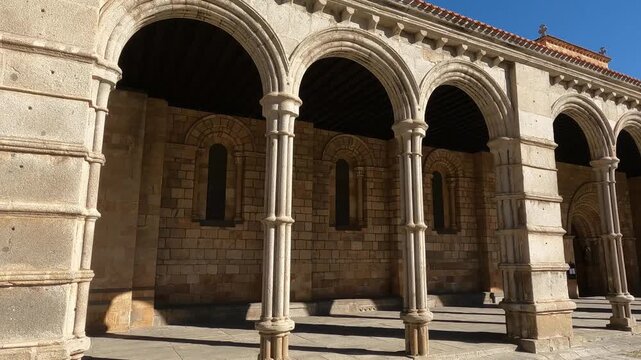 Majestuosa arcada en la fachada sur de la bas&iacute;lica rom&aacute;nica de los santos Vicente, Sabina y Tristeta en Avila, Espa&ntilde;a