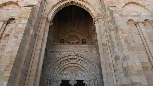 Puerta occidental de la bas&iacute;lica rom&aacute;nica de los hermanos santos Vicente, Sabina y Tristera en Avila, Espa&ntilde;a