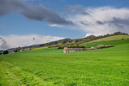 The Vanne and Loing aqueducts are two hydraulic works that supply drinking water to Paris from springs located in Burgundy.