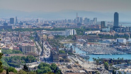 Obraz premium vue panoramique sur Barcelone et son port depuis Montjuic