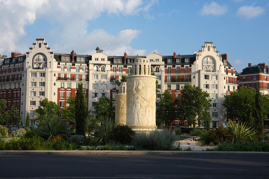 Platz mit Art Deco-Brunnen im Westen von Paris bei Place de la Porte de Saint-Cloud