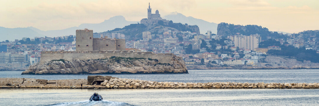 Vue panoramique la Cath&eacute;drale notre Dame de La Garde et la Ch&acirc;teau d'If &agrave; Marseille