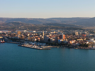 Obraz premium Koper, Slovenia offers a view of the Adriatic Sea with its marina and buildings as the sun sets over this coastal city.