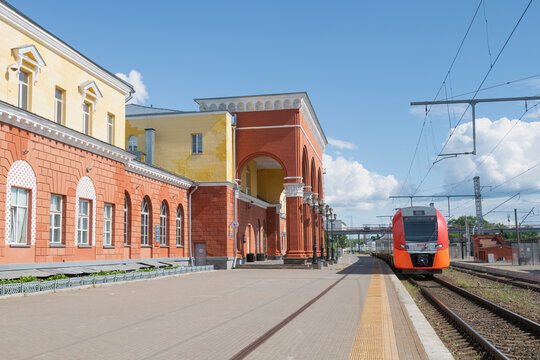 ORYOL, RUSSIA - MAY 25, 2026: Electric train ES2GP "Lastochka" at the platform of the railway station of the Oryol city on a sunny May day