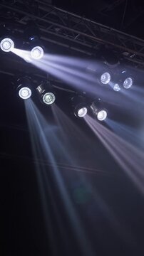ステージスポットライト複数が交差する背景