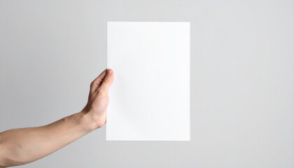 Obraz premium Hand holds blank paper, symbolizing possibility, creativity, and new beginnings.