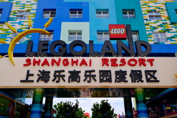 Obraz premium Shanghai,China-May 30th 2026: colorful iconic entrance sign of the Legoland Shanghai Resort hotel building