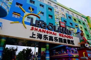 Obraz premium Shanghai,China-May 30th 2026: Entrance sign and hotel building facade of LEGOLAND Shanghai Resort