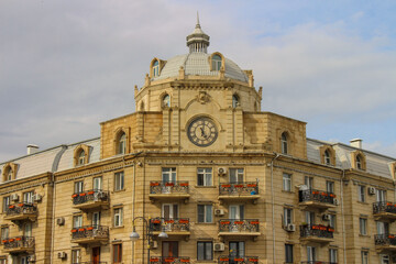 Fototapeta premium Facade of a historic neoclassical building featuring ornate clock and stone details.