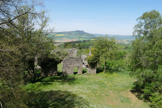 Aussicht von der Bergfestung Hohentwiel bei Singen in Schwaben in die durch Vulkane entstandene Landschaft des Hegau