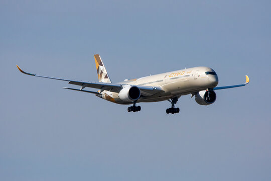 Avi&oacute;n de l&iacute;nea Airbus A350 1000 de la aerol&iacute;nea Etihad Airways aterrizando en el aeropuerto de Madrid con matr&iacute;cula A6-XWI. 