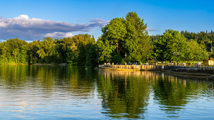Obraz premium Golden hour at Rocky Point Park in Port Moody, BC Canada