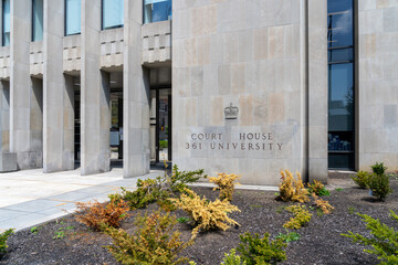 Naklejka premium Toronto, Ontario, Canada - May 19, 2022: The entrance to Superior Court of Justice (Criminal) at 361 University Avenue Courthouse in Toronto, Ontario, Canada. 