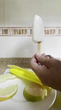 Helado de lim&oacute;n en verano polo natural artesanal de hielo lemon ice cream con palo de madera summer amarillo yellow refrescante fresh 