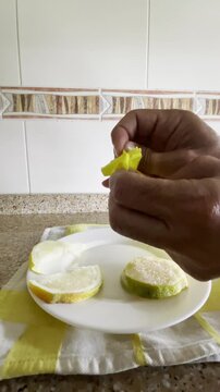 Abrir y desenvolver helado de lim&oacute;n quitar enviltorio polo de hielo fruta natural lemon ice cream en verano on summer con plato y trapo