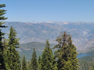 Obraz premium The Sierra Nevada range and Hume Lake from Kings Canyon National Park, California