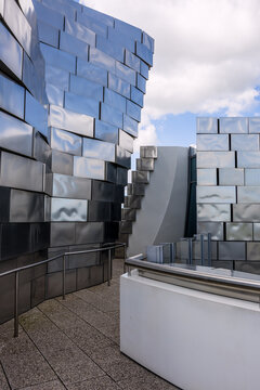 Architecture du Mus&eacute;e Luma Arles depuis la terrasse en France