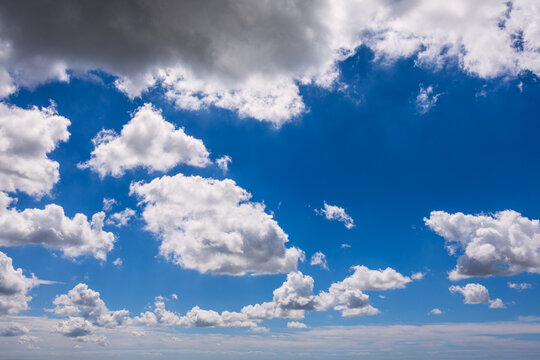 Ciel bleu et nuages en &eacute;t&eacute;