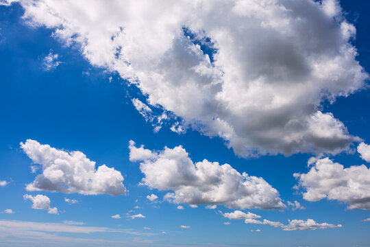 Ciel bleu et nuages en &eacute;t&eacute;