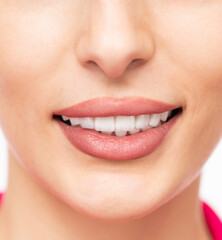 Naklejka premium Smiling person showing straight white teeth against a clean white background