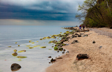 Spacer Kamienistą Plażą Nad Bałtykiem  © Wojciech Lisiński