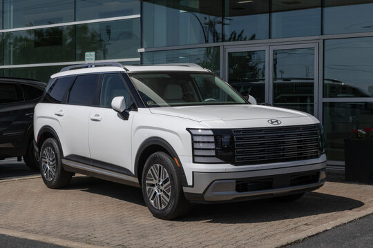 Hyundai Palisade Hybrid Premium SEL 7P AWD SUV display. Hyundai offers the Palisade with a 2.5L Turbo Hybrid engine. MY:2026